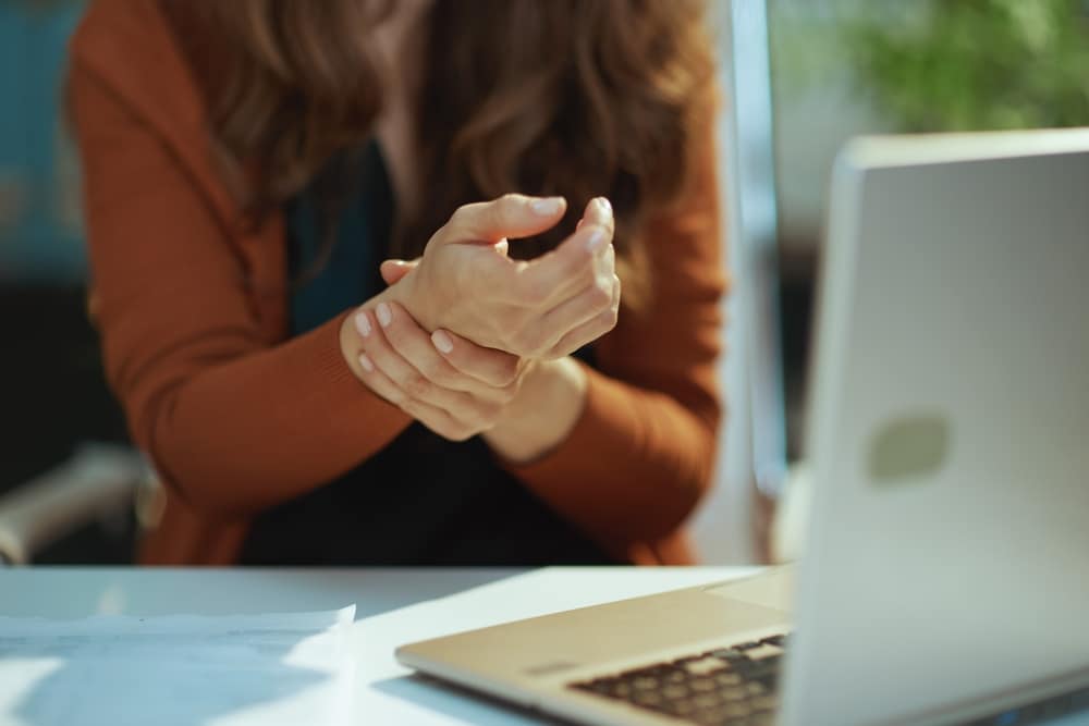 Closeup,On,Small,Business,Owner,Woman,With,Laptop,Experience,Carpal